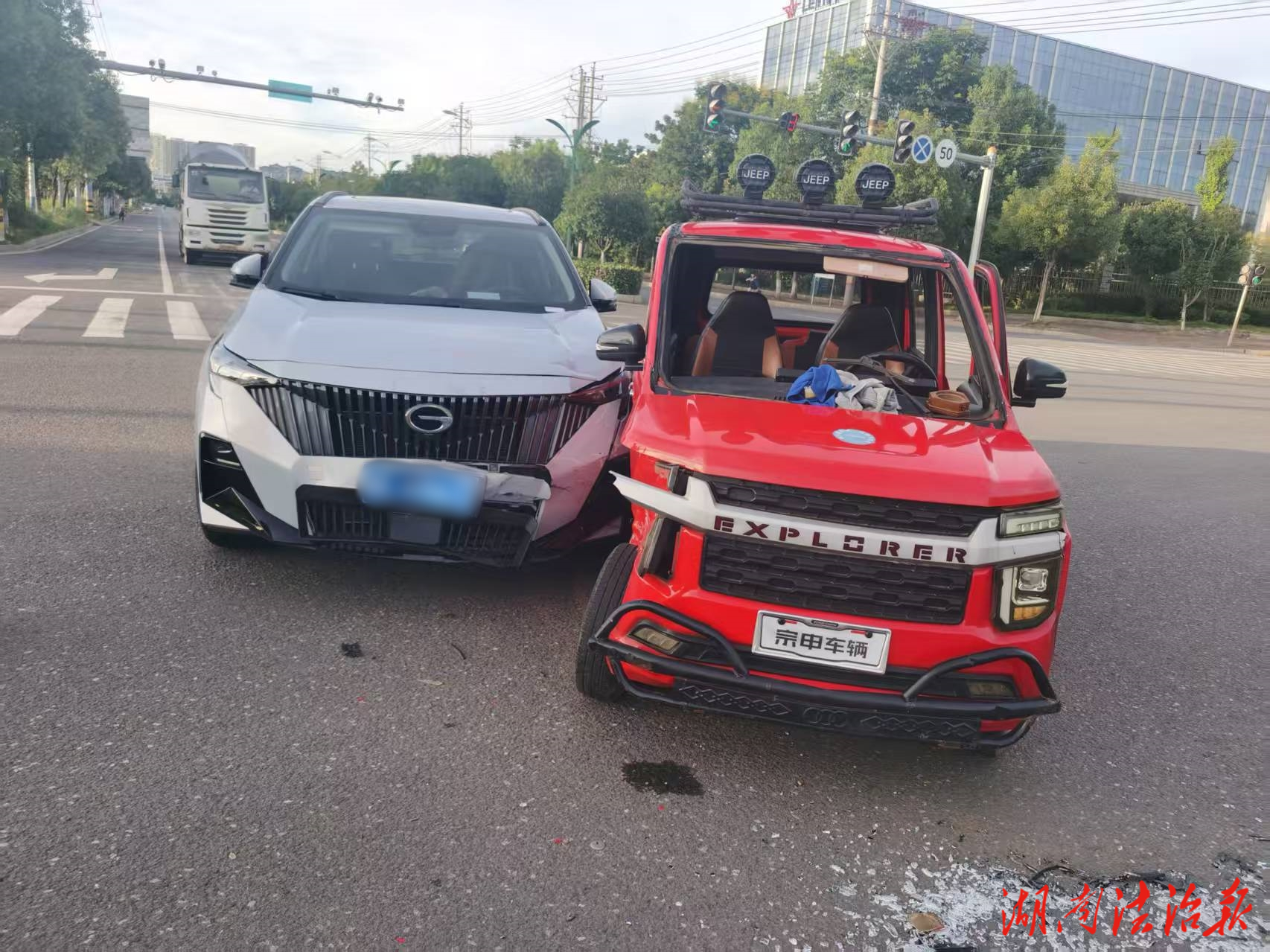邵東公安交警：“老頭樂”任性闖紅燈 車損人傷負(fù)全責(zé)