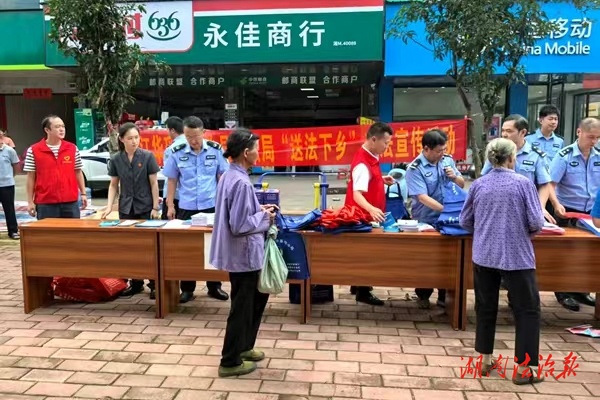 送法下乡润民心 服务群众零距离