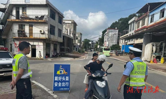蓝山县土市镇：交通劝导不停歇，安全守护零距离