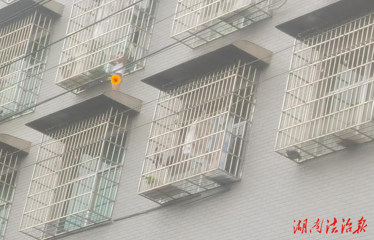驚險！兩歲幼童被卡5樓防盜窗！危急時刻，幸好有他們！