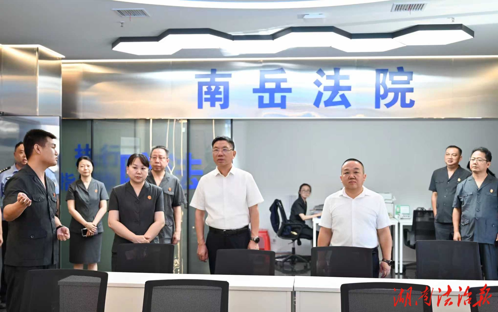 南岳区委主要领导同志赴区法院调研