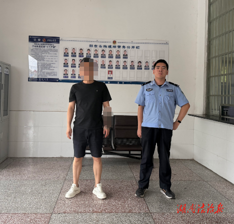 【平安护航2025】凌晨张贴“涉诈小卡片” 邵东公安巡逻民警直接拿下