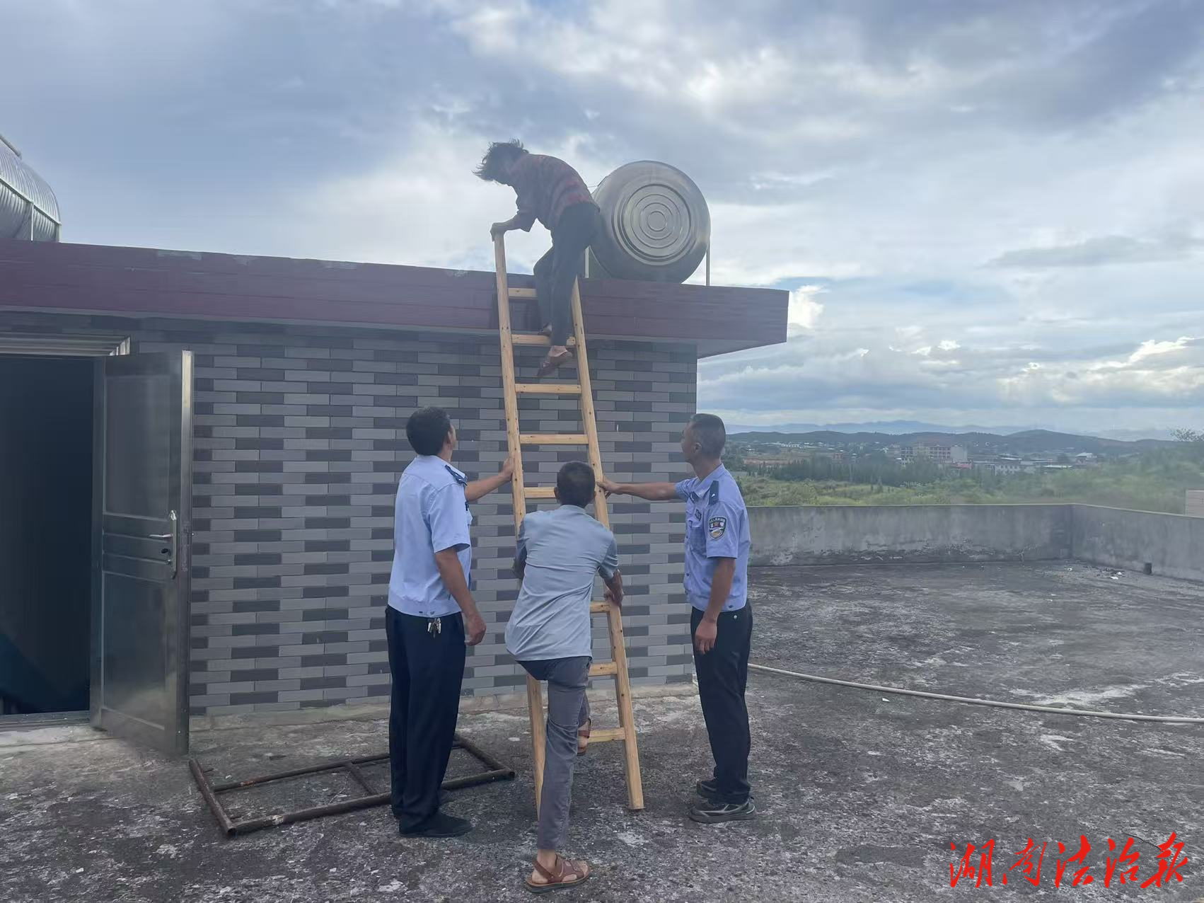 派出所民警緊急救助被困樓頂老人