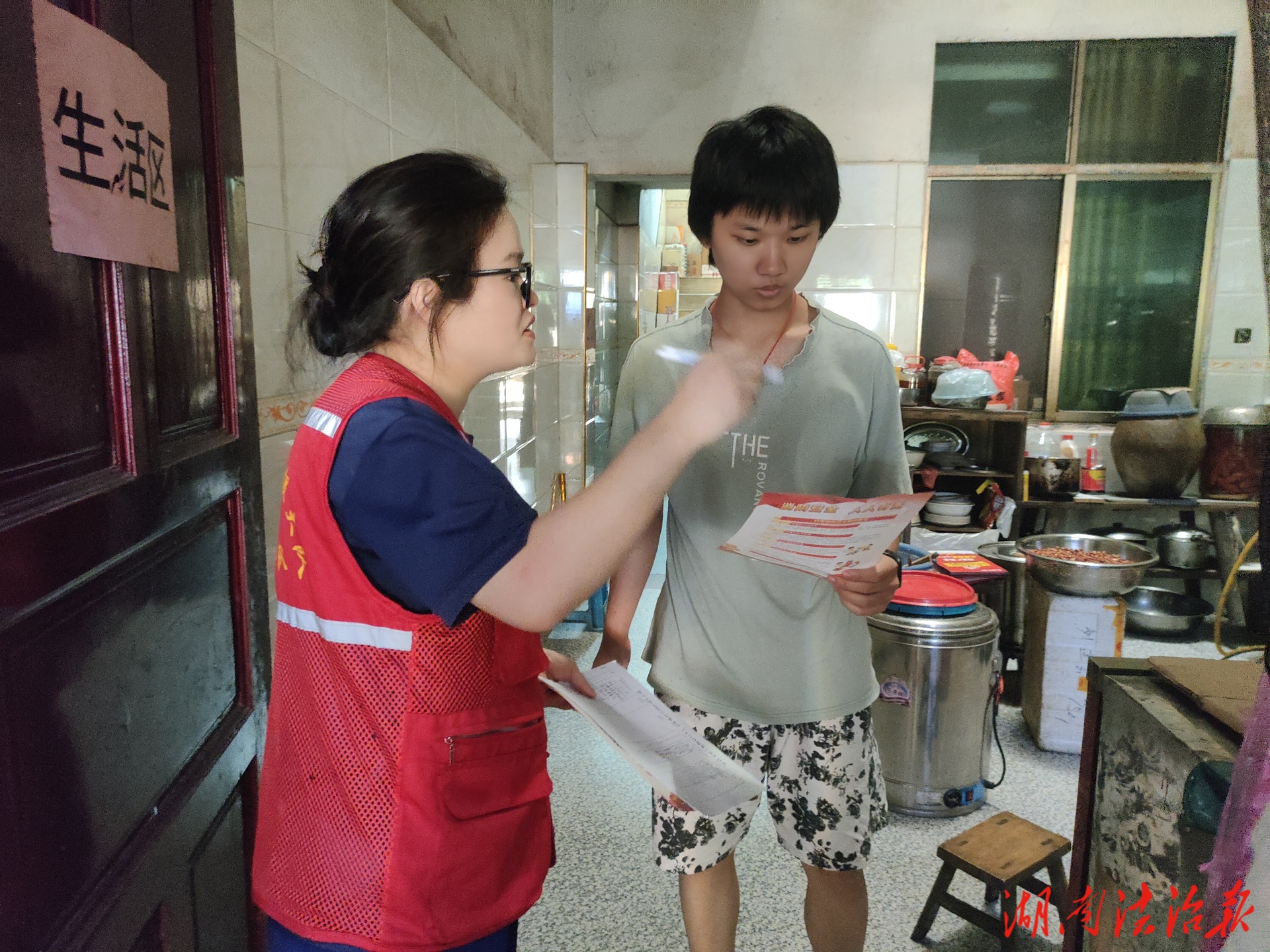 新宁消防走街串巷 为沿街商铺送上“夏日防火攻略”