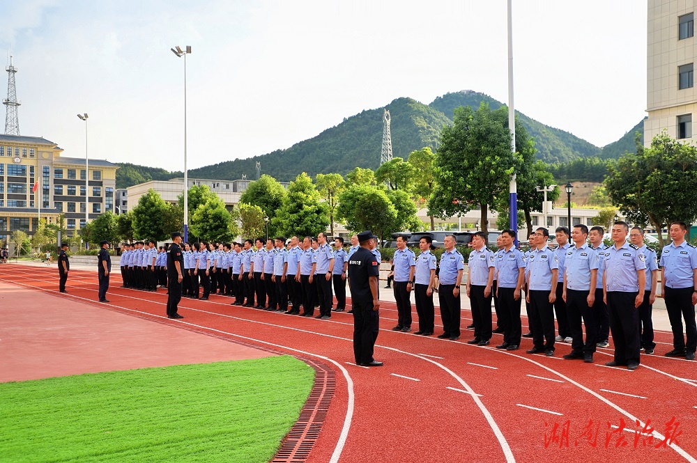 【學條令 守警規(guī) 正風氣】藍山公安開展隊列禮儀專項訓練