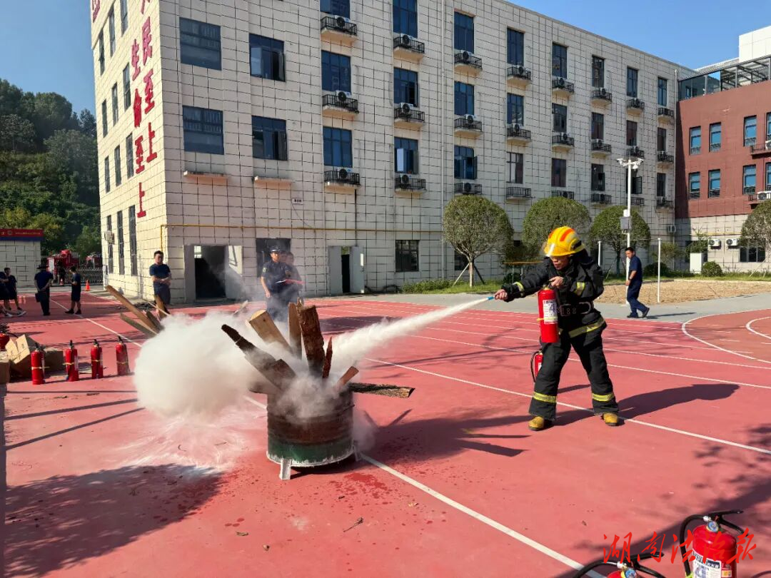 漣源市舉行第四屆鄉(xiāng)鎮(zhèn)專（兼）職、企業(yè)消防隊(duì)暨微型消防站業(yè)務(wù)技能比武競(jìng)賽