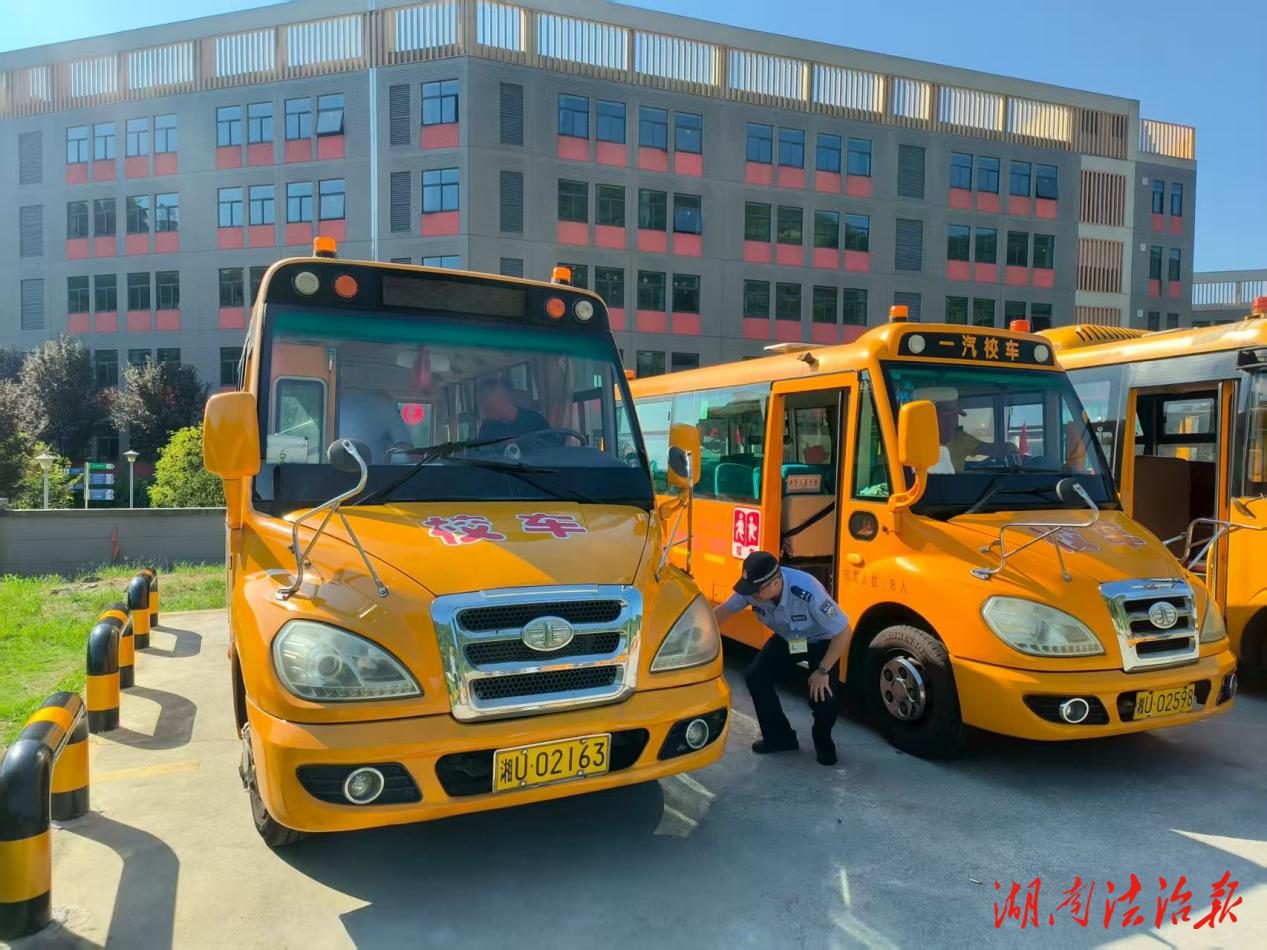 吉首市交警開(kāi)展2025秋季校車(chē)集中安全“大體檢”