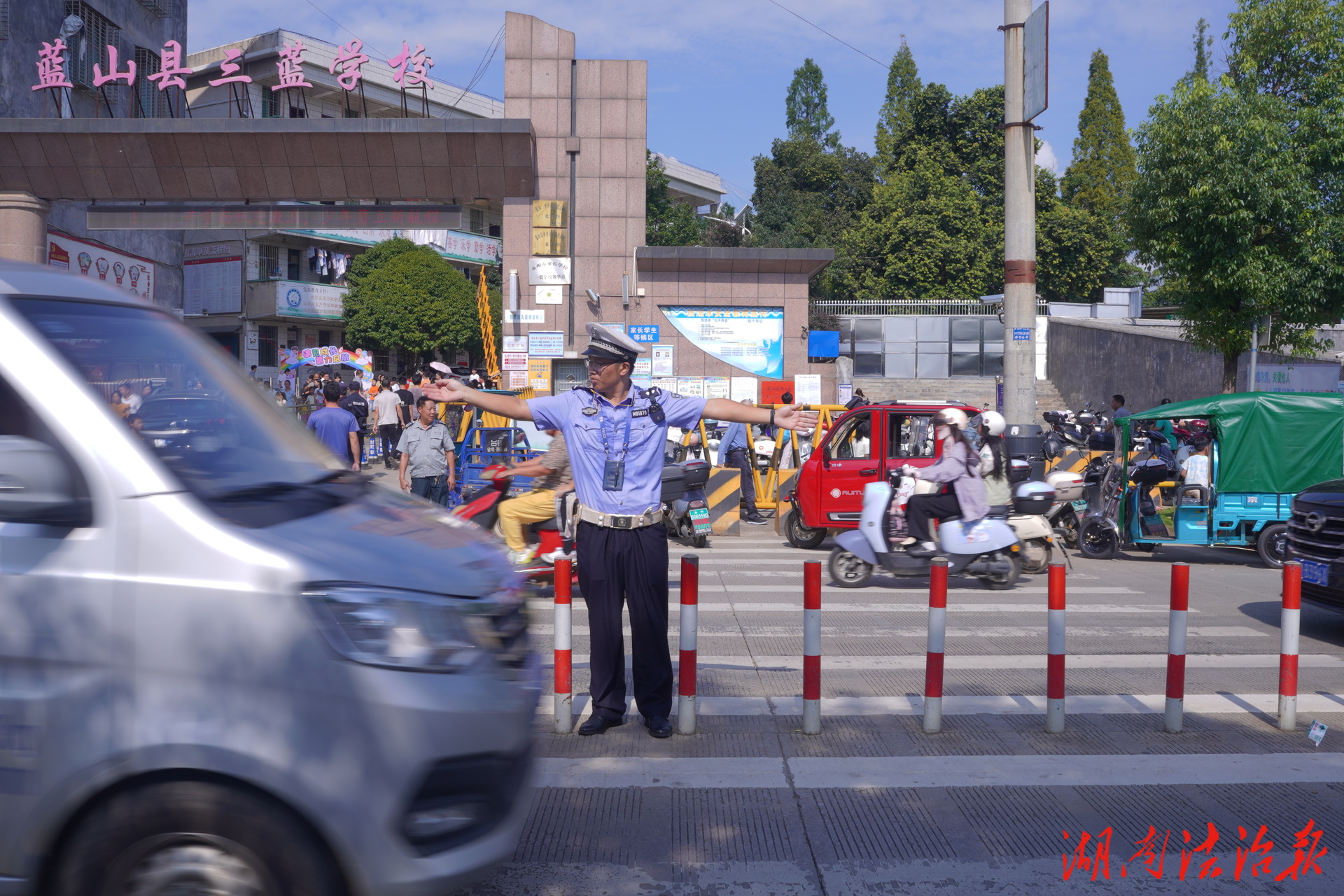 藍(lán)山公安：藏藍(lán)身影護(hù)學(xué)路，暖心守護(hù)平安行