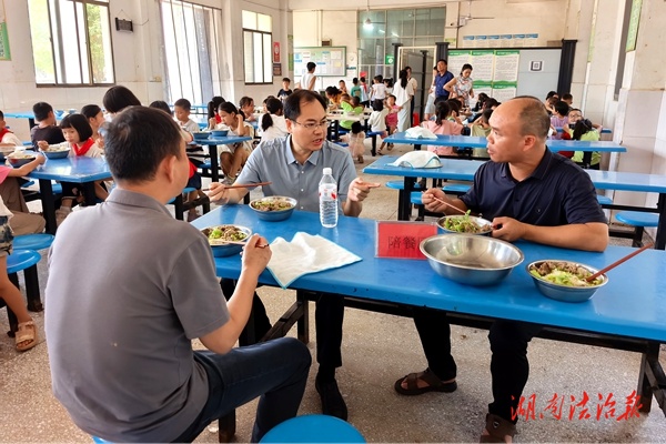 護(hù)航開(kāi)學(xué)季！鄧述榮到仙石完小開(kāi)展“校園餐”食品安全督查