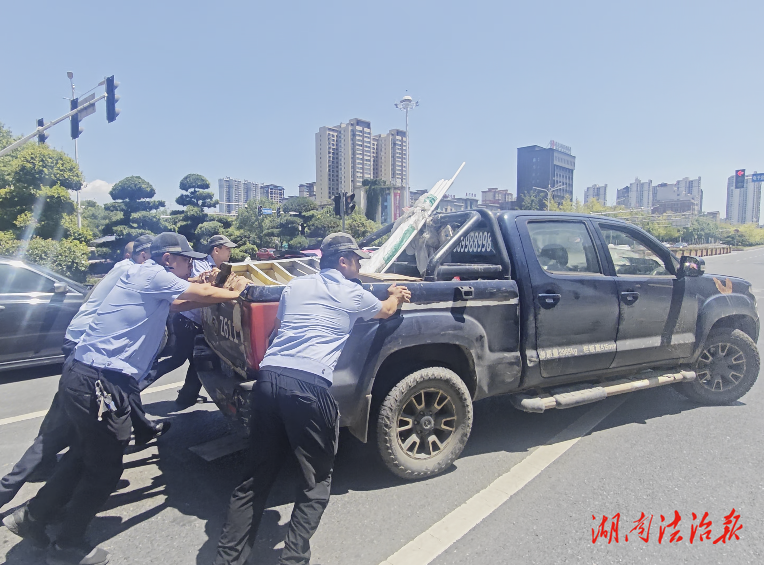 東安：街頭皮卡“中暑”趴窩，交警上演最“滾燙”的守護(hù)
