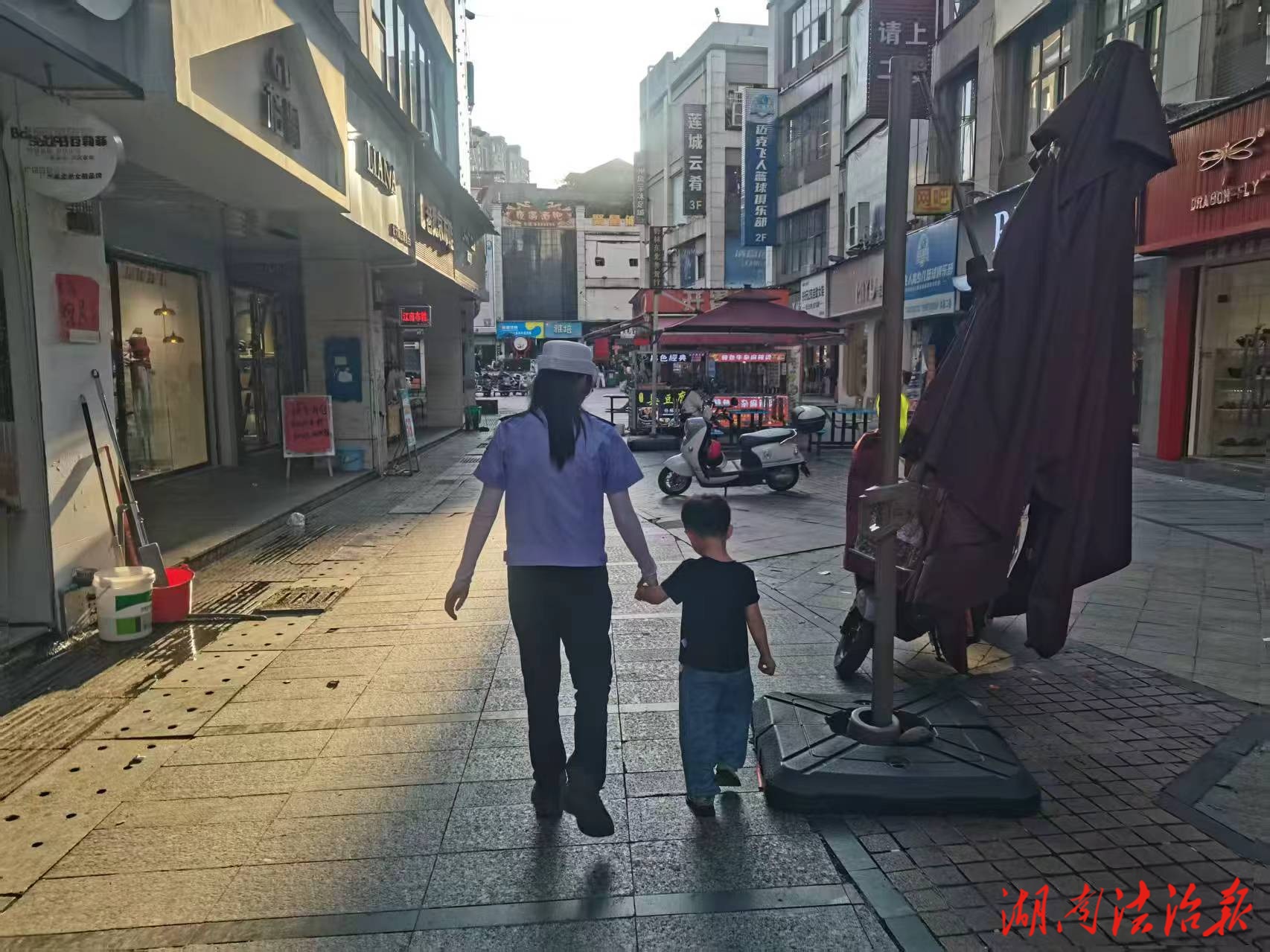 道縣輔警暖心救助迷路男童 警車護(hù)送還尋母