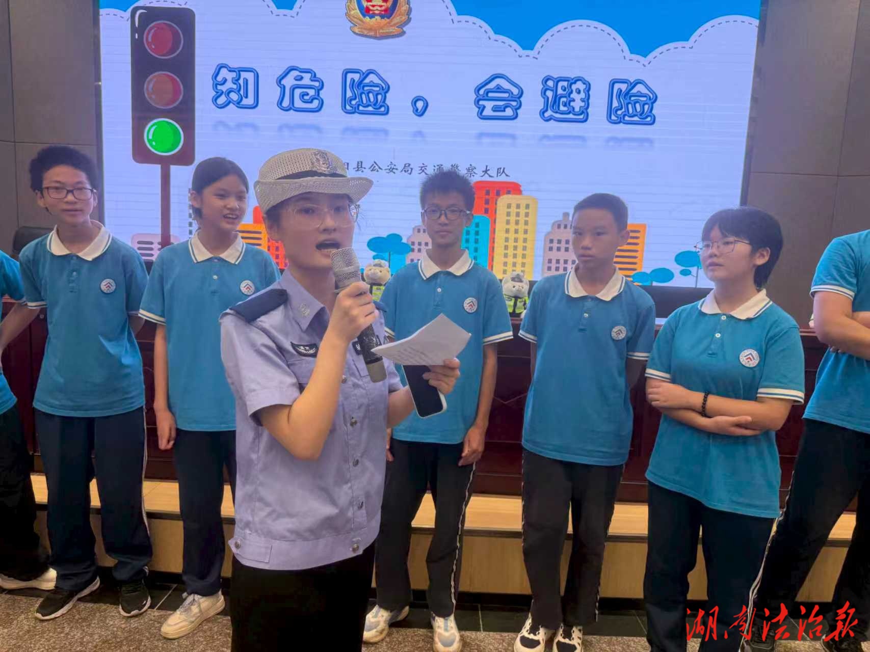 開學(xué)第一課：邵陽縣交警送交通安全課到石齊學(xué)校