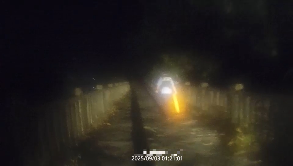 女子深夜落水，慈利民警縱身一躍緊急救援