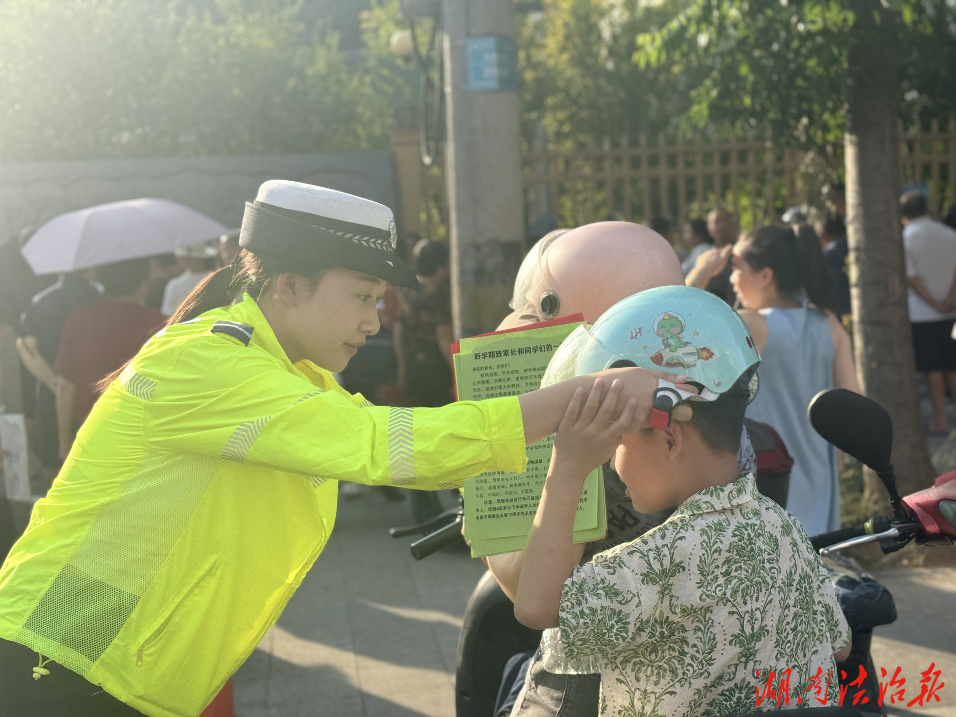 瀘溪交警開展校園周邊交通環(huán)境整治