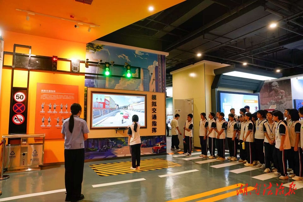 “沉浸式”體驗(yàn)開學(xué)第一課！祁陽交警組織學(xué)生探秘基地交通安全科普展區(qū)