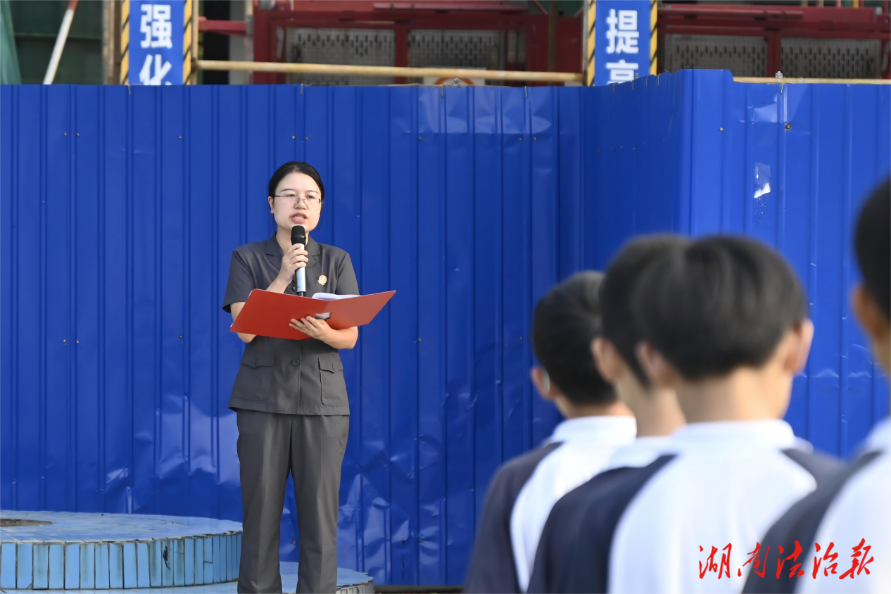 新晃法院系緊新學(xué)期“法治安全扣”