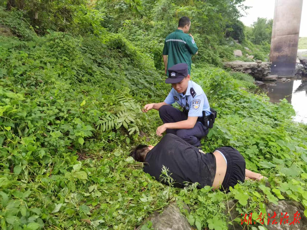 男子深夜不慎落水，三方合力救助脫險(xiǎn)