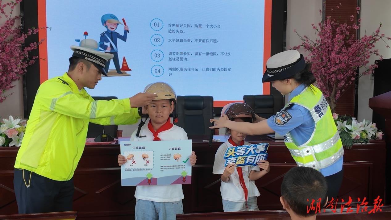 瀘溪：交警進(jìn)?！笆职咽帧苯贪踩?畫面超有愛！