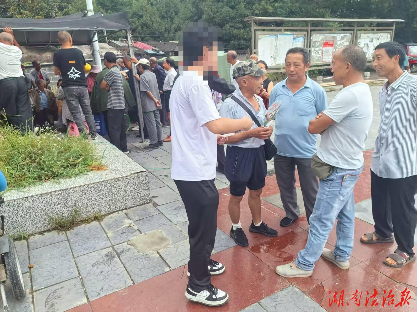 龍山縣司法局召市司法所：組織社區(qū)矯正對(duì)象進(jìn)行未成年人保護(hù)宣傳
