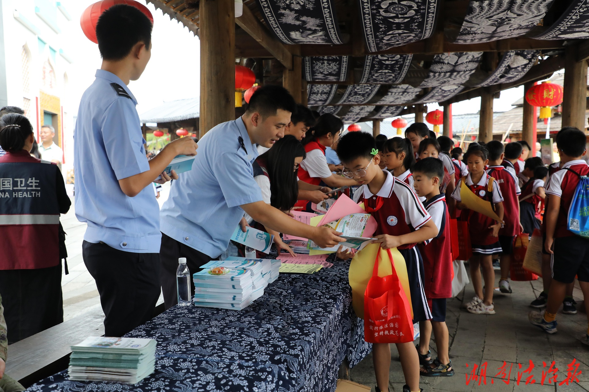 湘西州2025全國(guó)科普月啟動(dòng) 保靖公安現(xiàn)場(chǎng)“反詐”科普