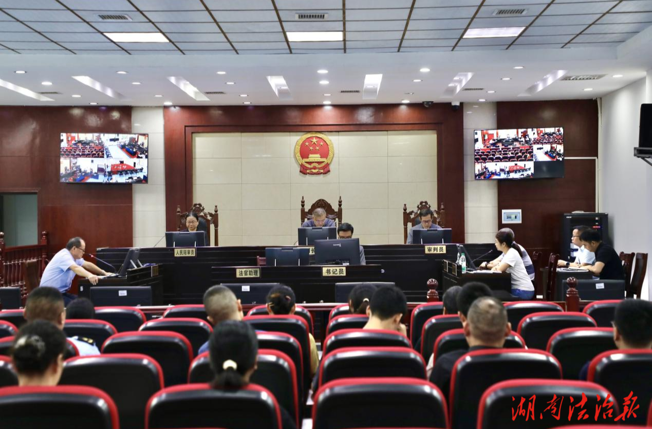 洪江區(qū)干部"零距離"旁聽行政訴訟庭審，現(xiàn)場接受法治教育