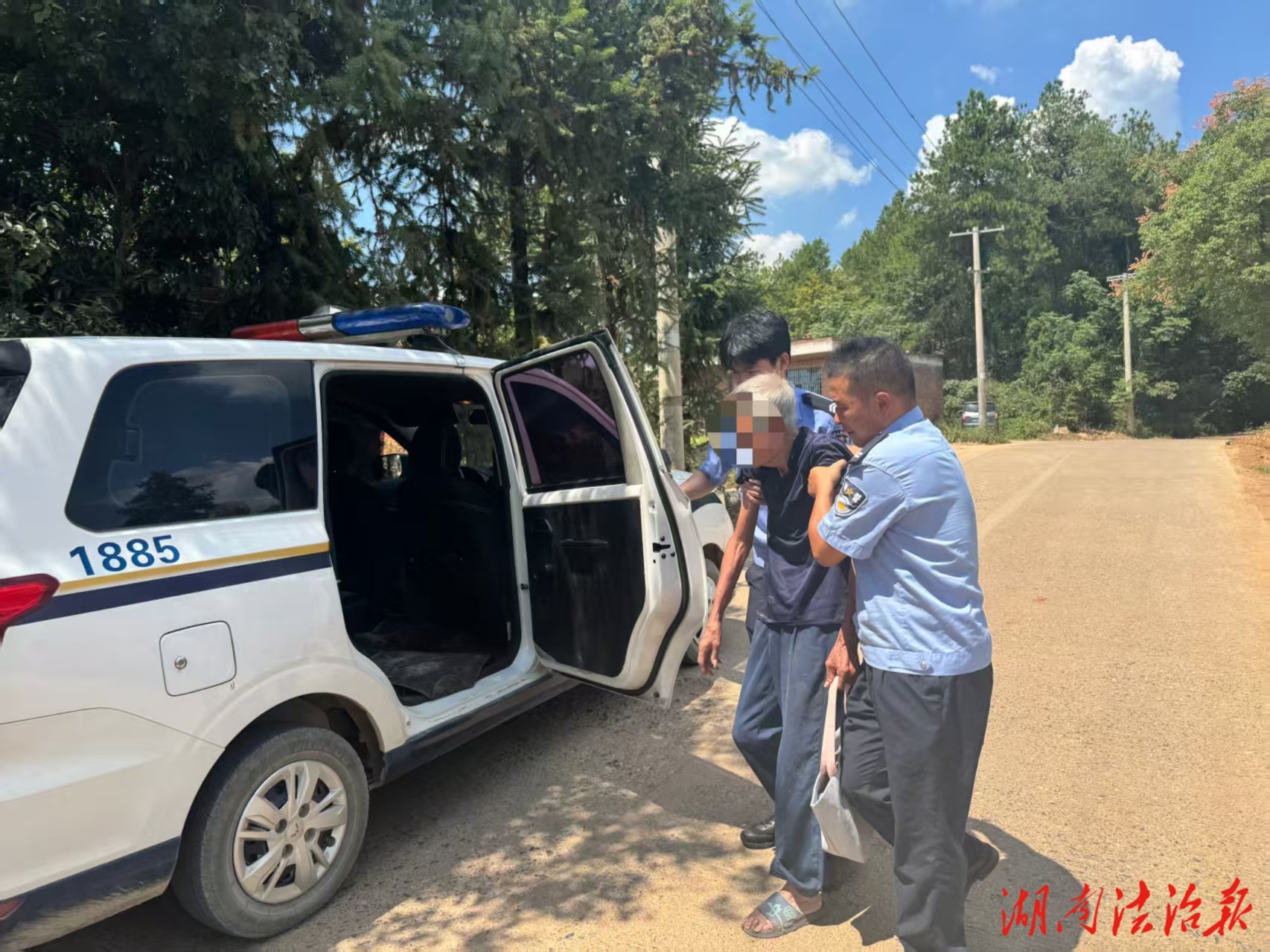 老人迷路忘歸途 民警護(hù)送回家路