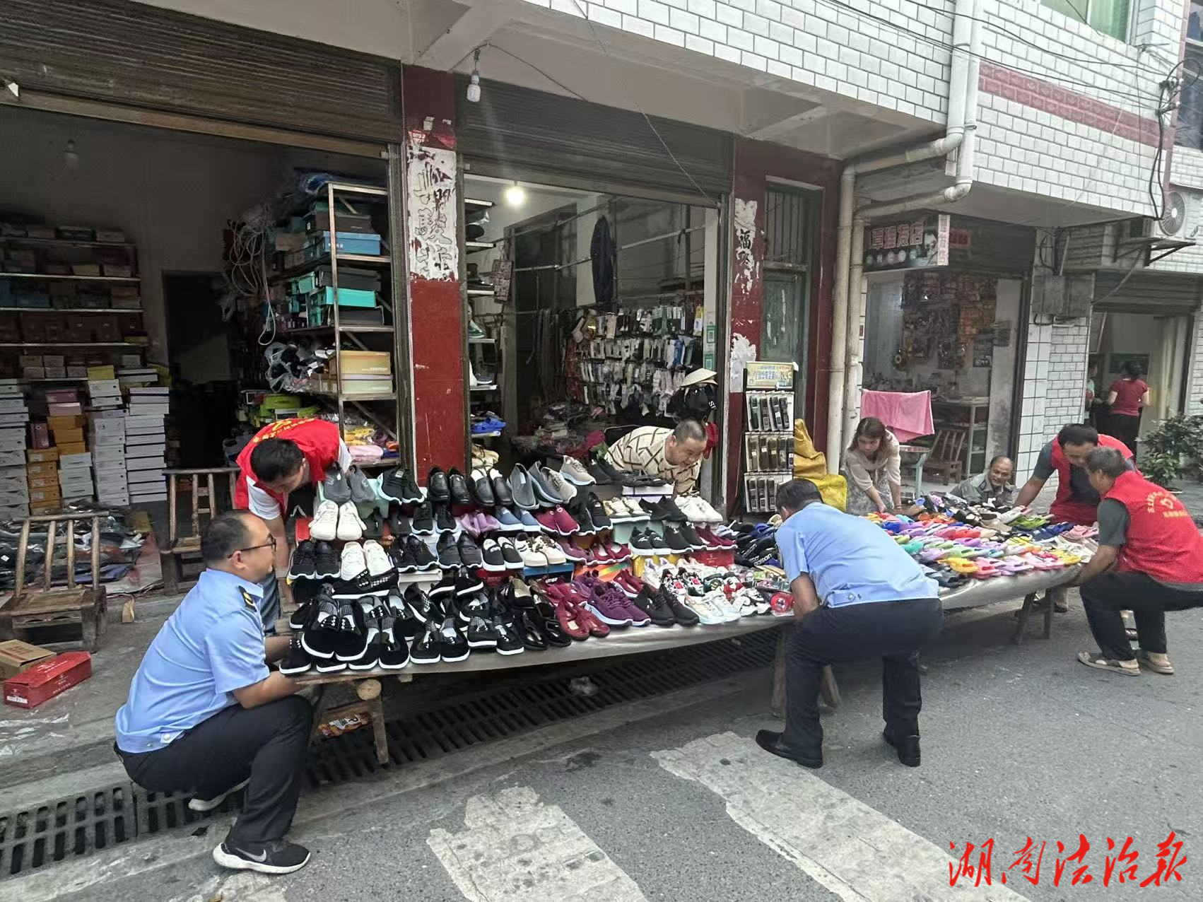 古丈縣：巖頭寨鎮(zhèn)趕集日告別“腸梗阻” 執(zhí)法勸導換來路暢人安