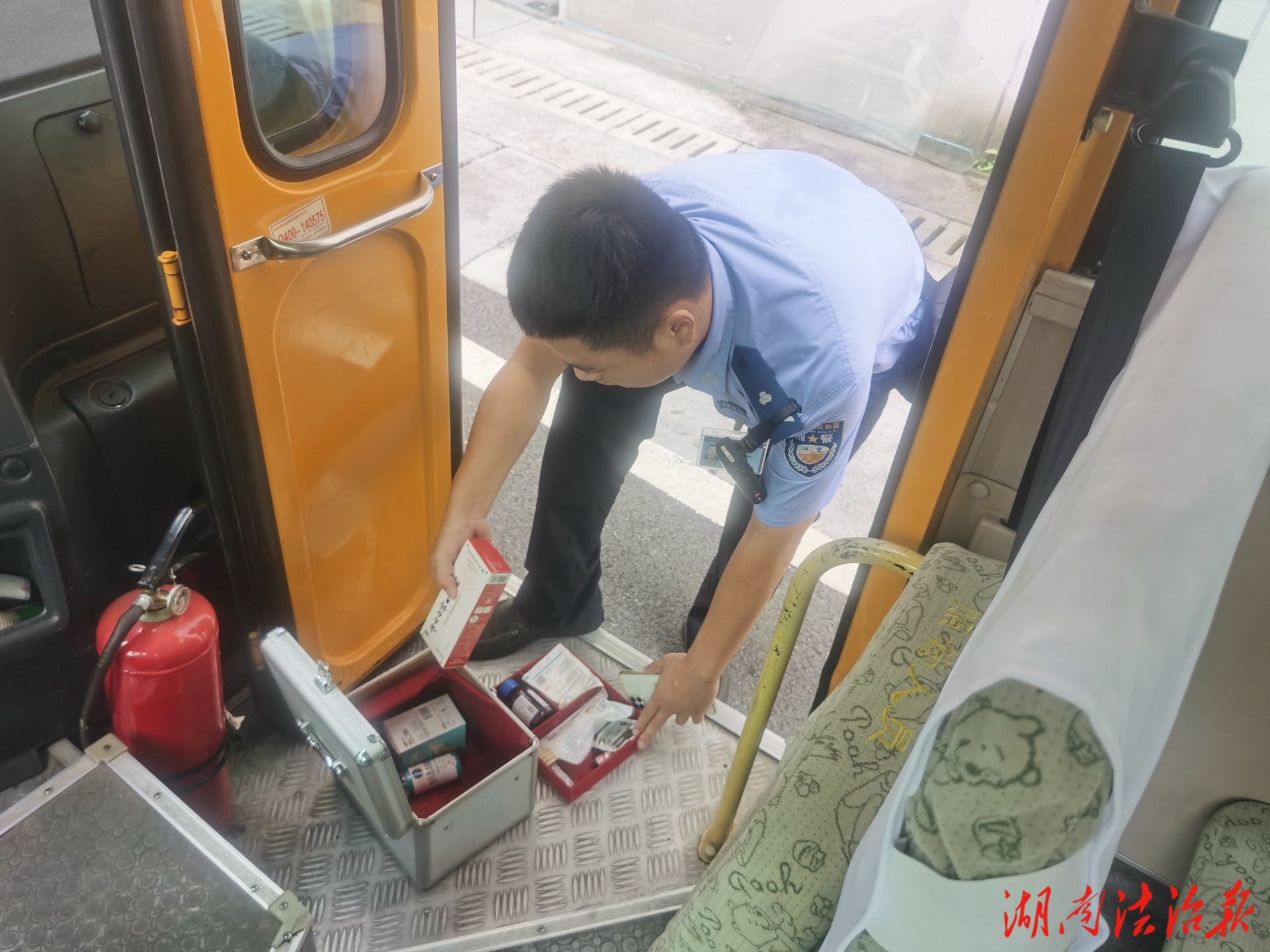 吉首交警車管所開展校車查驗+共享電車上門注冊服務