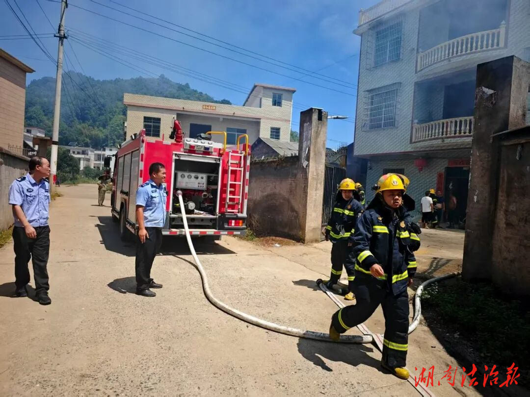 守護(hù)不打烊！民輔警日常巡邏遇火情，秒變“救火衛(wèi)士”
