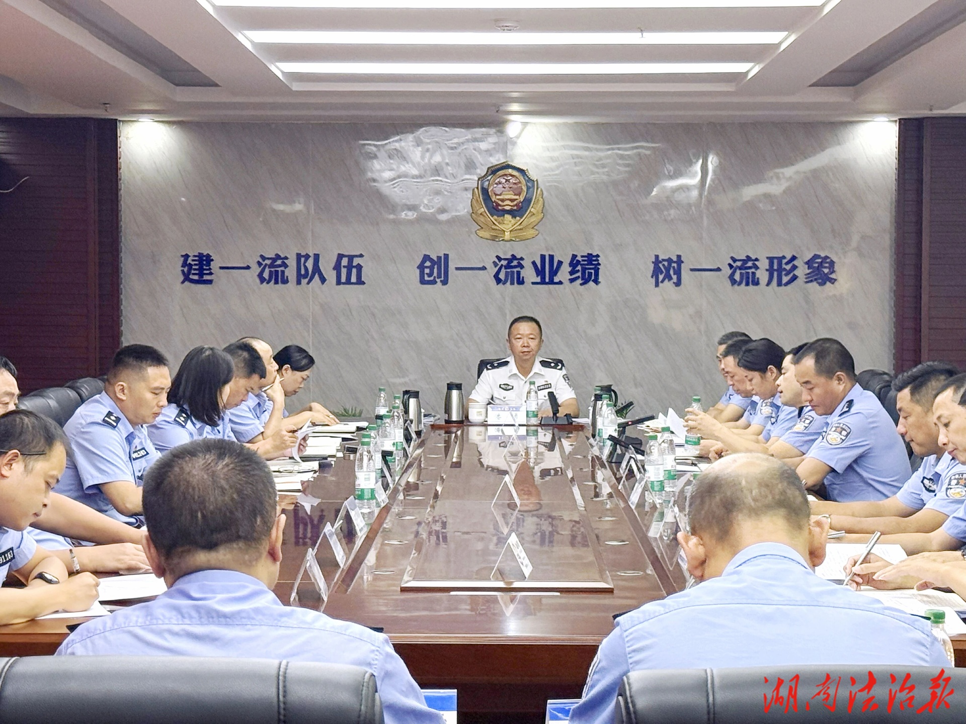 永定公安分局召開“湘超”安保工作復(fù)盤會(huì)暨反電詐工作調(diào)度推進(jìn)會(huì)