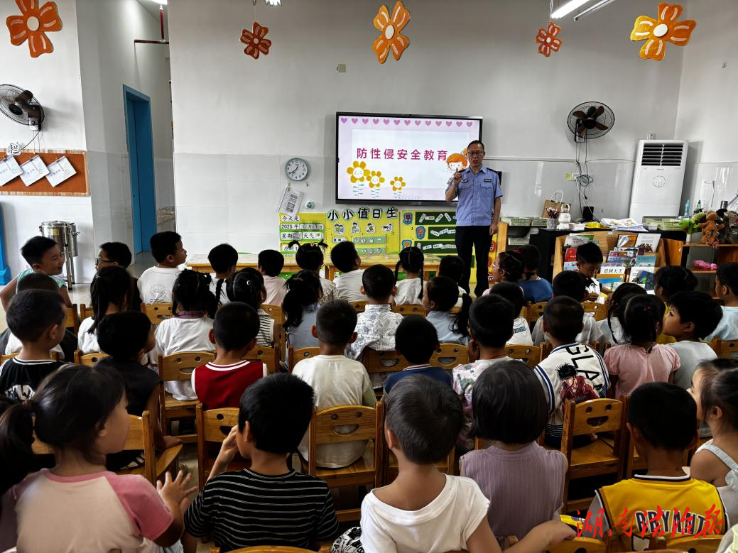 政法“五老”進(jìn)校園 法治陽光護青春：藍(lán)山縣司法局開展利劍護蕾專題法治講座