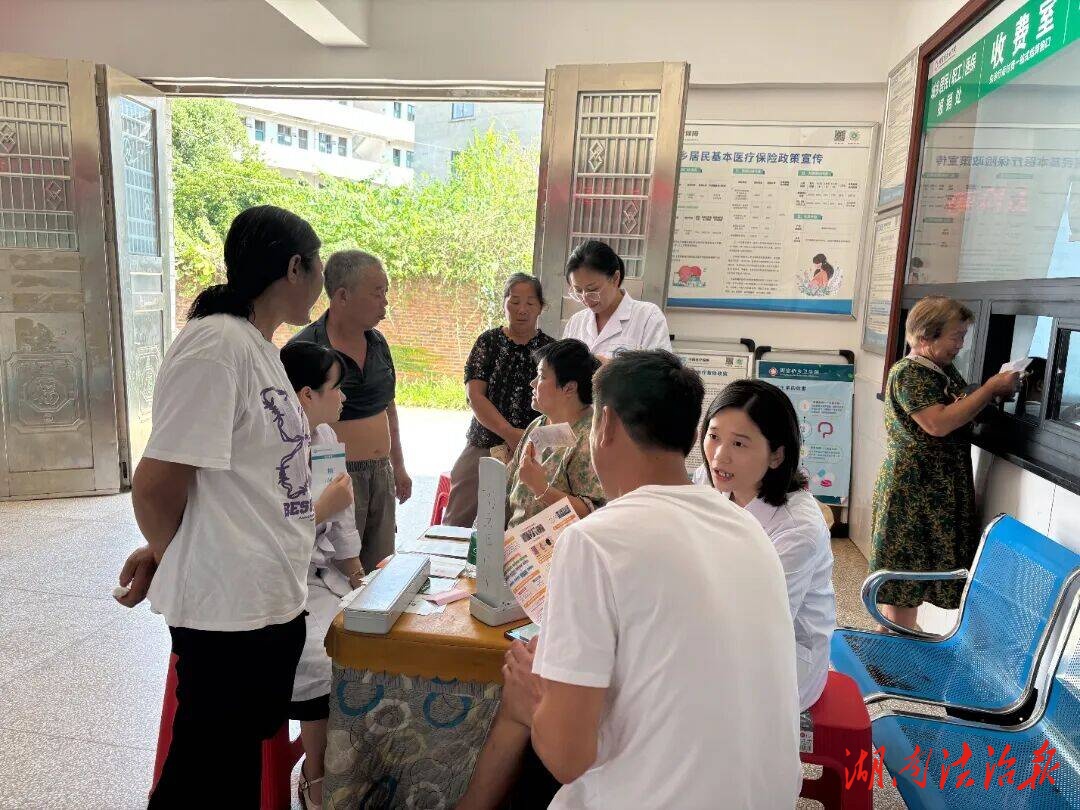 邵陽(yáng)市中心醫(yī)院專家團(tuán)隊(duì)赴邵東開展義診與交流活動(dòng)