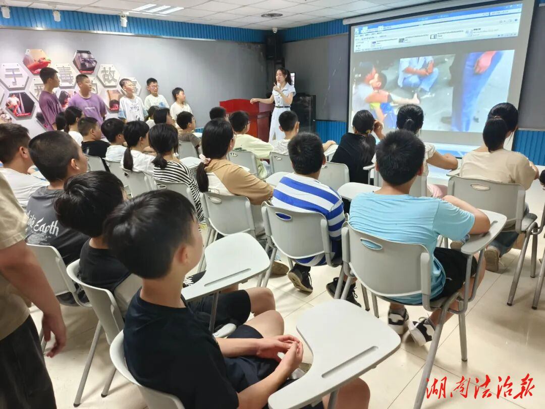 漣源市藍(lán)溪中學(xué)走進(jìn)市禁毒教育基地開(kāi)展現(xiàn)場(chǎng)教學(xué)活動(dòng)