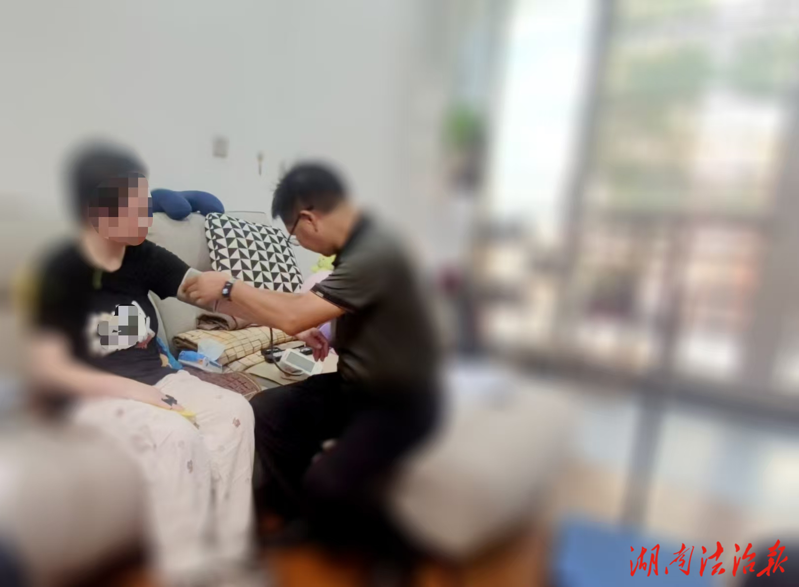 康復(fù)服務(wù)進家庭 精準關(guān)愛暖人心——江華瑤族自治縣人民醫(yī)院扎實推進“醫(yī)療服務(wù)提升年”活動