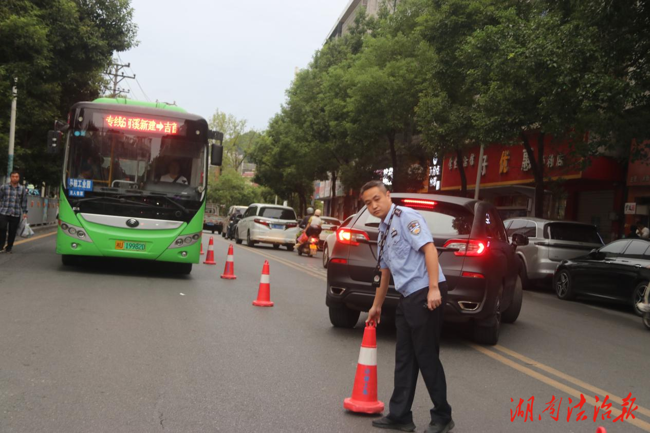 吉首交警：全力護(hù)航高校開(kāi)學(xué)日 保障師生暢通出行