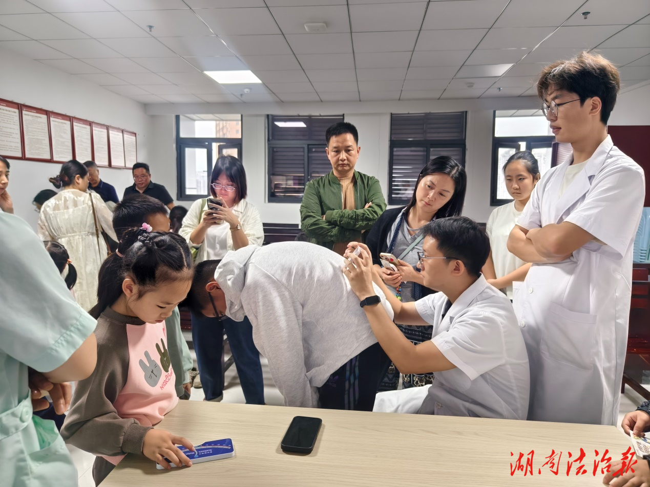 懷化市中醫(yī)醫(yī)院公益行動(dòng)守護(hù)青少年脊柱健康