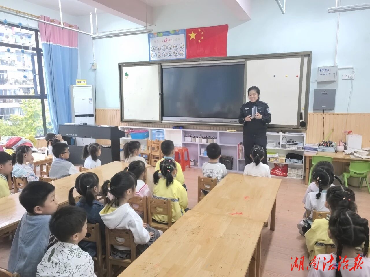 撐起青春“守護(hù)傘”！軍地坪派出所開展“反詐+禁毒+‘利劍護(hù)蕾’”宣傳進(jìn)校園活動(dòng)