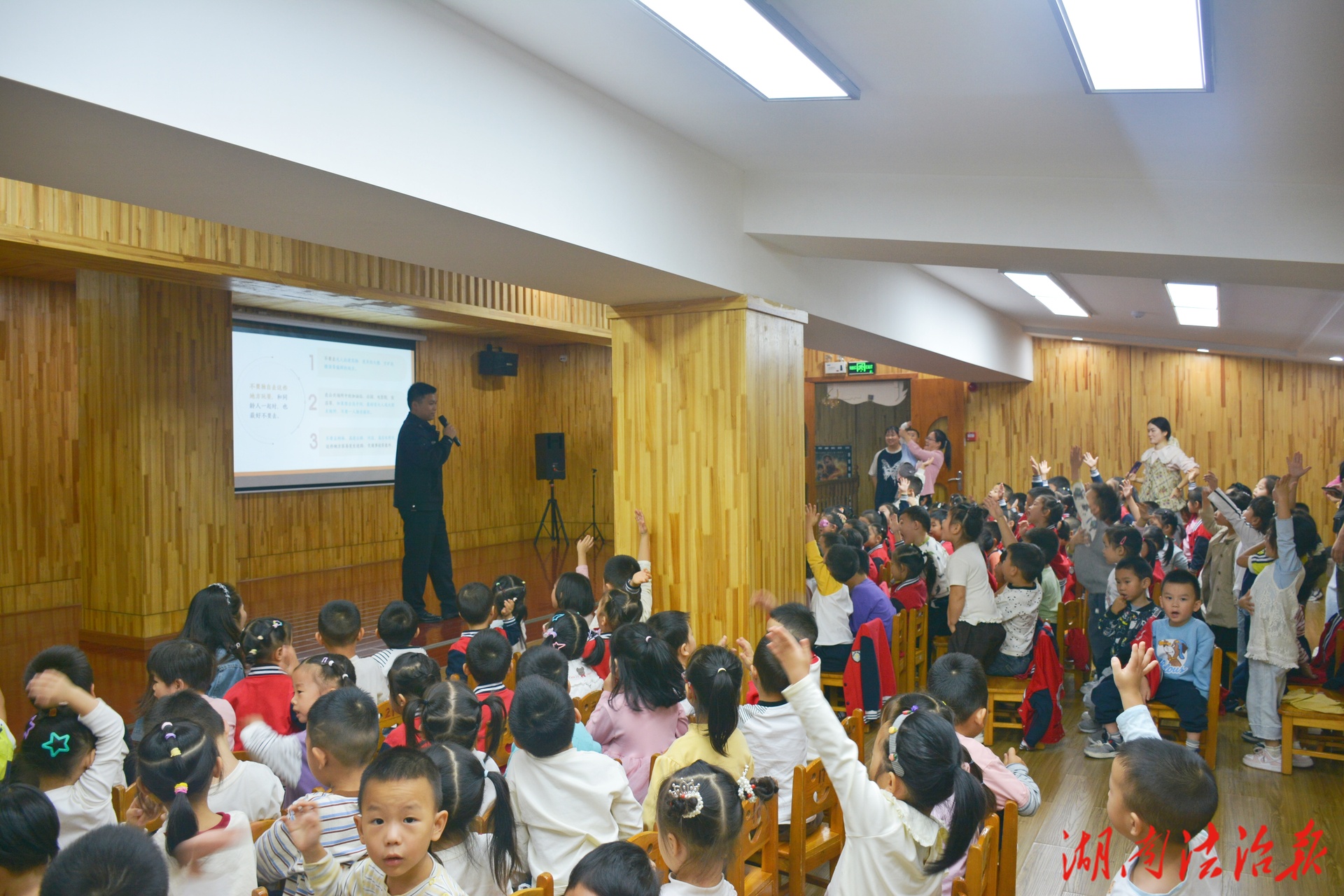 ​“警”握小手  安全“童”行​ 西洞庭公安进校园开展防拐骗安全教育宣讲