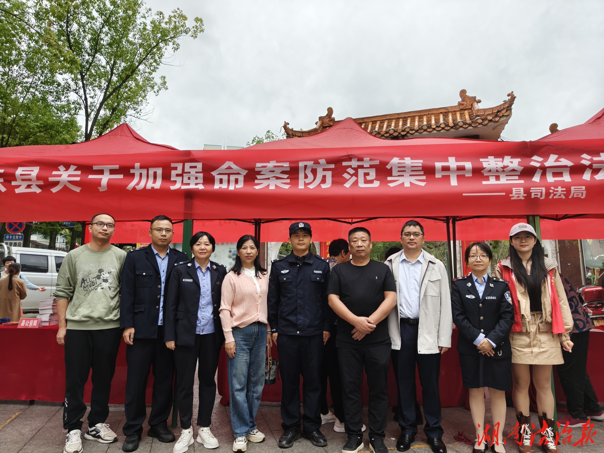 街心公園搭起“法治安全網(wǎng)”！多部門聯(lián)合開展命案防范法治宣傳活動