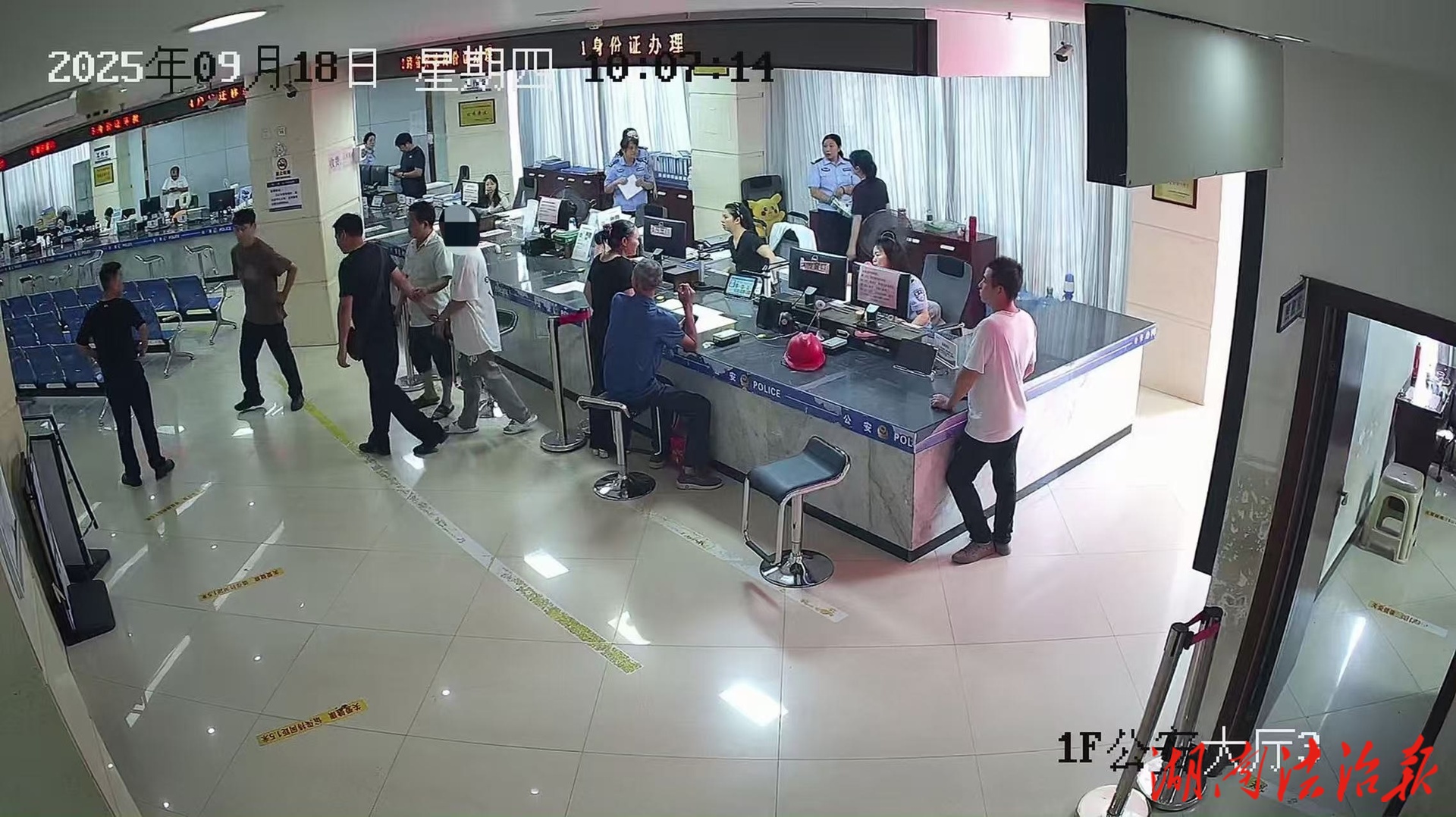 窗口服务巧用“暗语” 机智抓获一名逃犯