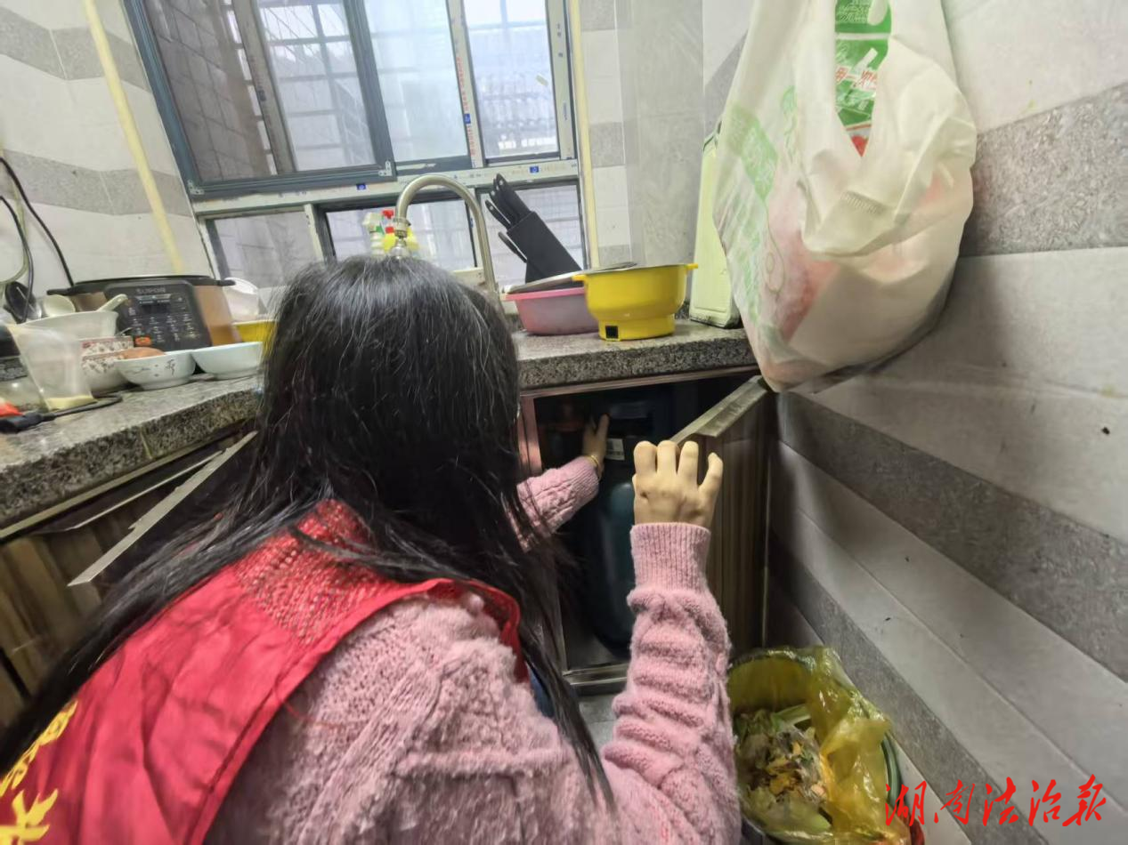 郴嘉社區(qū)開展“敲門入戶送安全”主題宣傳活動筑牢節(jié)日安全防線