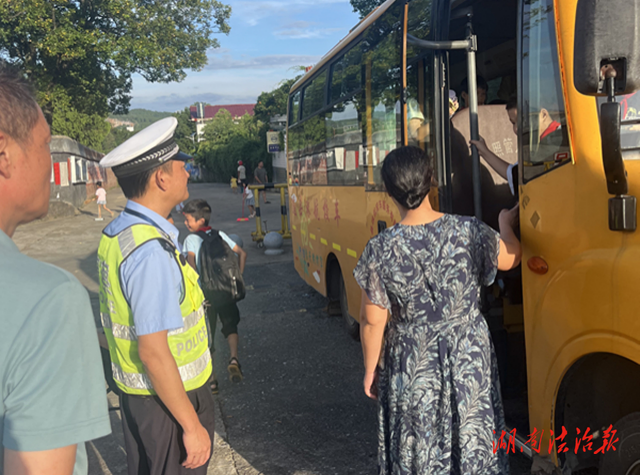 道縣交警開(kāi)展校車(chē)交通安全大檢查