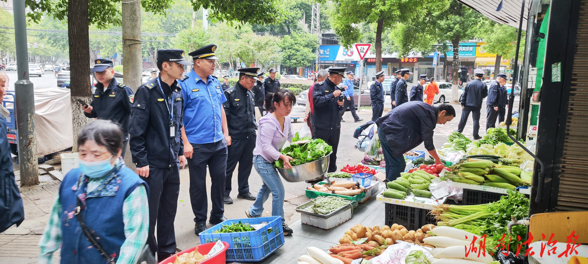 精細護航“雙節(jié)”  扮靚城市容顏 --岳陽城管執(zhí)法支隊岳陽樓一大隊開展節(jié)前市容環(huán)境整治行動