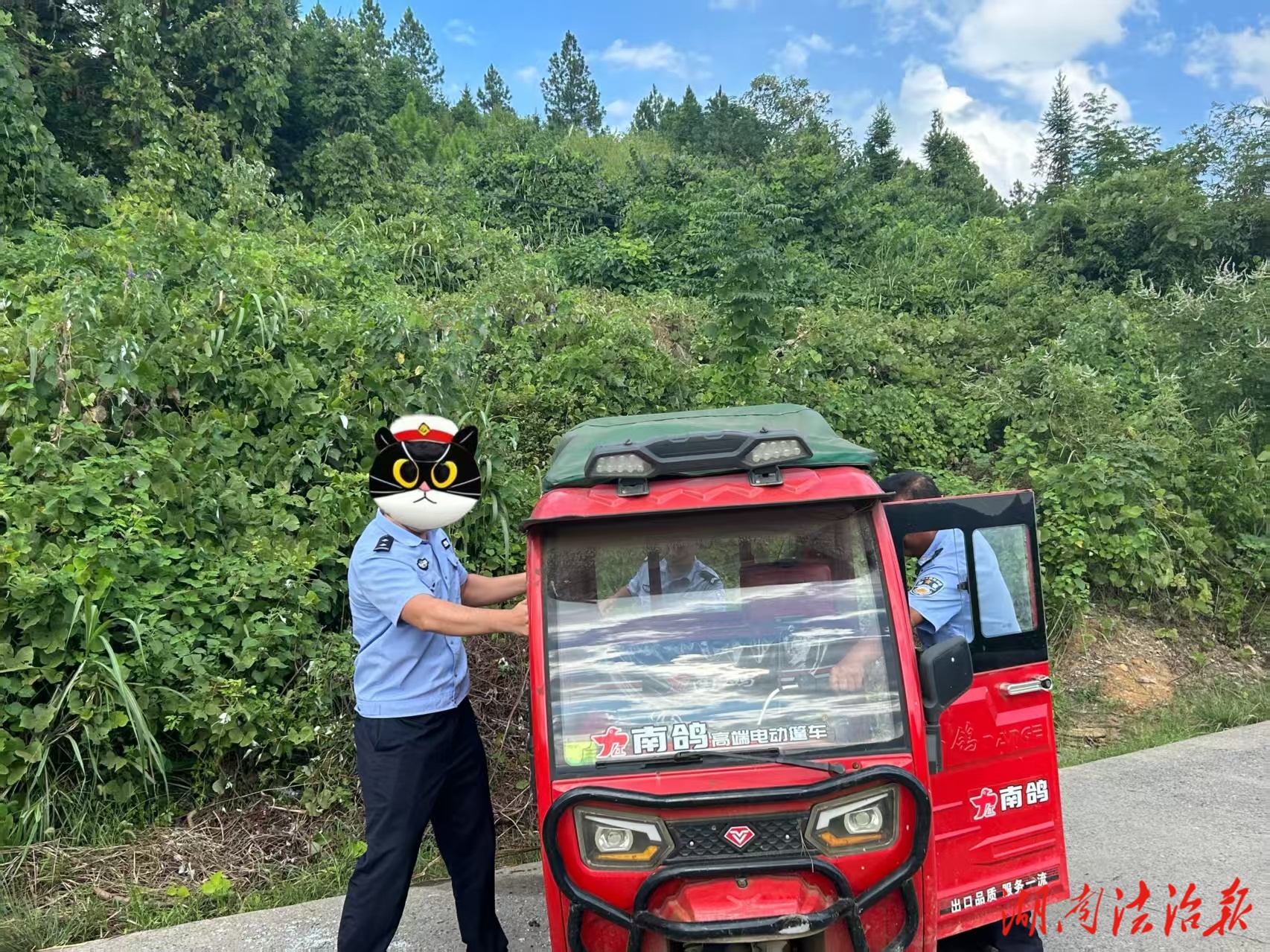 三輪車陷坑，民警秒變“推車哥”