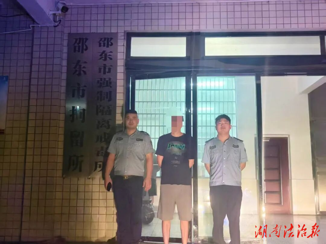 一男子深夜張貼“涉黃小卡片”為詐騙網(wǎng)站引流，警民聯(lián)手當(dāng)場將其抓獲歸案