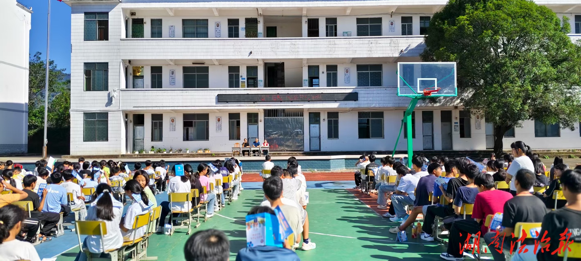 江永縣千家峒瑤族鄉(xiāng)：法治副校長、政法“五老”進(jìn)校園宣講防性侵知識