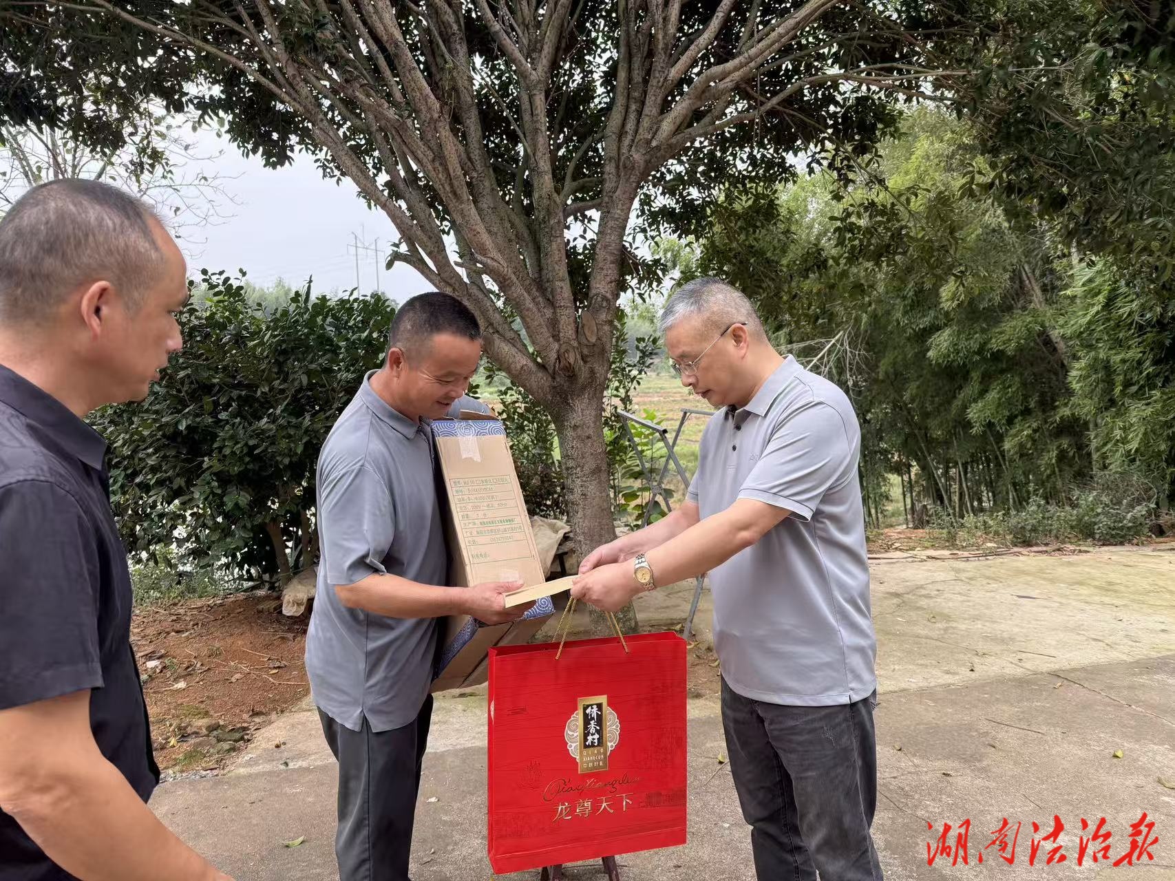 三联三促 | 迎双节 送关怀 暖人心——衡阳市珠晖区人民法院开展节前走访慰问活动