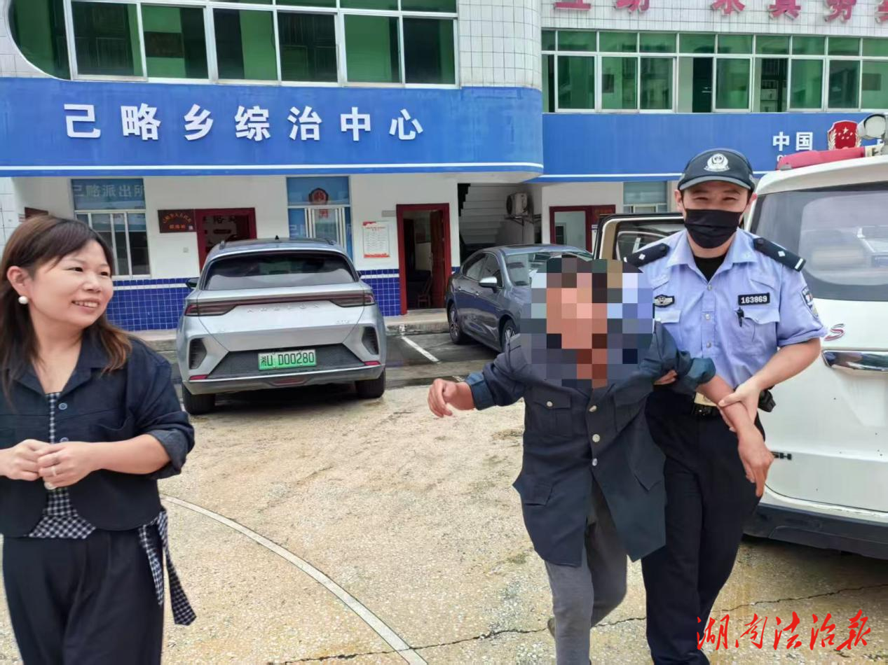 老人醉酒迷路 民警暖心护送