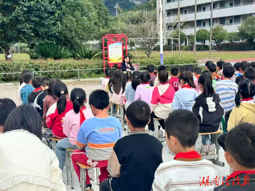 法治副校長(zhǎng)的一周，為漣源師生送上“法治營(yíng)養(yǎng)餐”