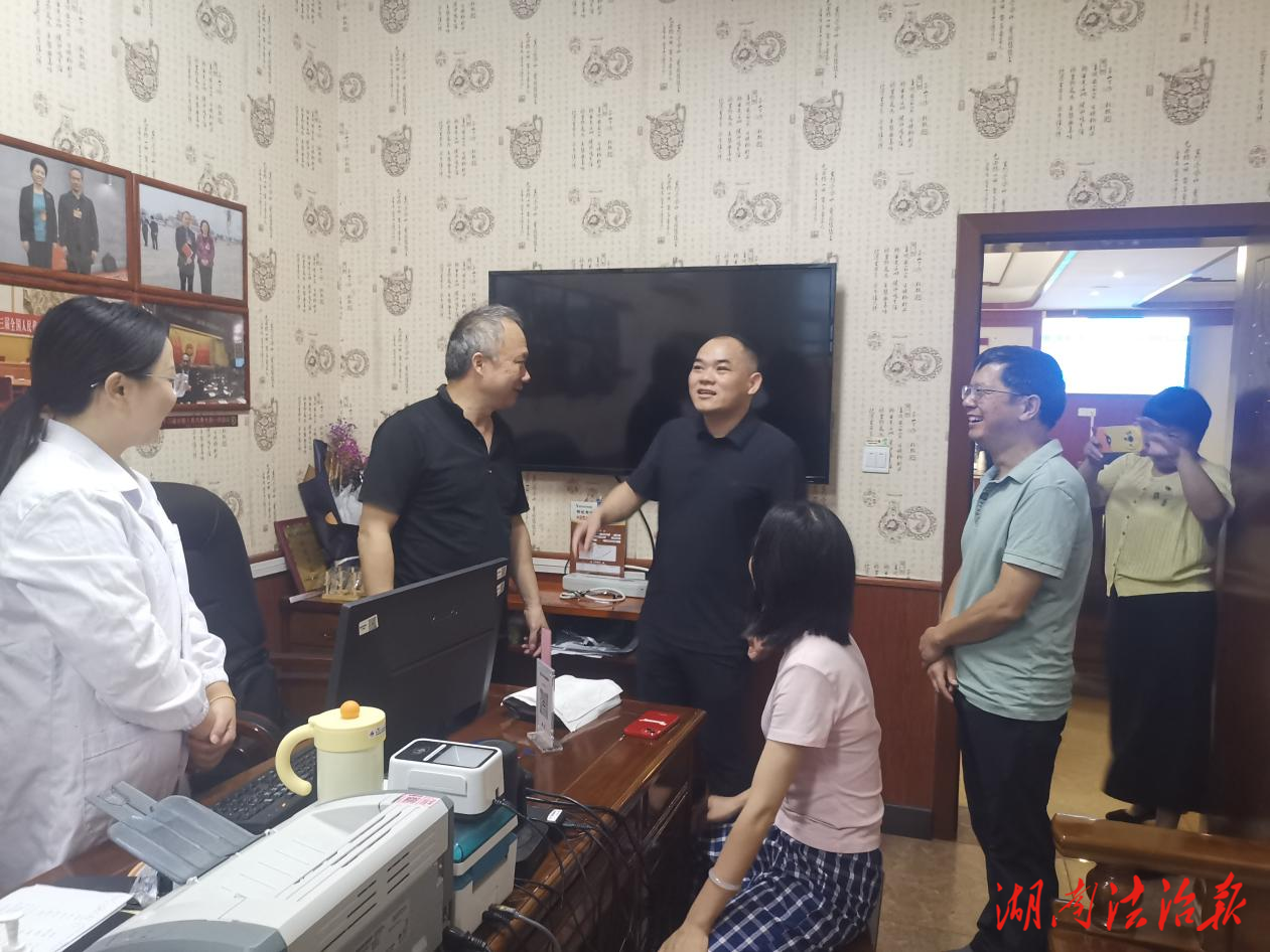 懷化市中醫(yī)醫(yī)院慰問全國勞模及名老中醫(yī)